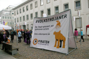 Volkstrojaner - Banner auf der Demo in Karlsruhe - Foto: Jürgen Grothoff