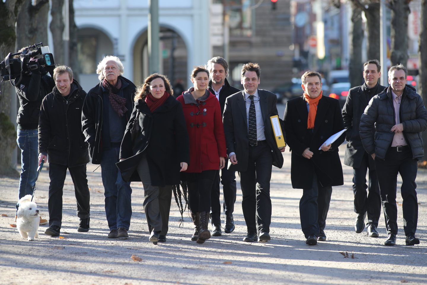 Meinhard (3.v.r.) mit Europa-Spitzenkandidat Patrick Breyer (2.v.r.) und der ehemaligen politischen Geschäftsführerin Katharina Nocun (5.v.l. im roten Mantel)