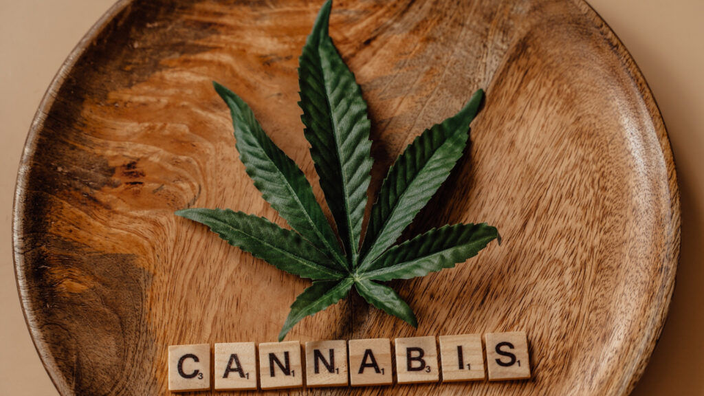 Cannabisblatt in einem Holzschälchen